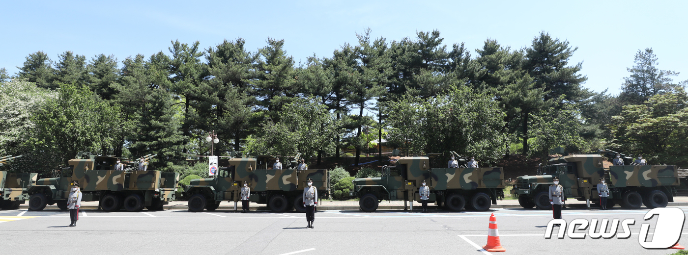 (서울=뉴스1) 허경 기자 = 제20대 대통령 취임식을 하루 앞둔 9일 서울 여의도 국회에서 군 장병들이 K105A1 차륜형 자주포에 올라 예포 발사 예행연습을 하고 있다. (공동 …