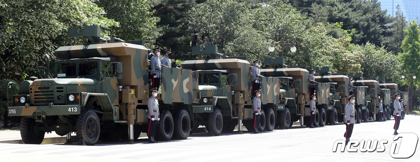 (서울=뉴스1) 허경 기자 = 제20대 대통령 취임식을 하루 앞둔 9일 서울 여의도 국회에서 군 장병들이 K105A1 차륜형 자주포에 올라 예포 발사 예행연습을 하고 있다. (공동 …