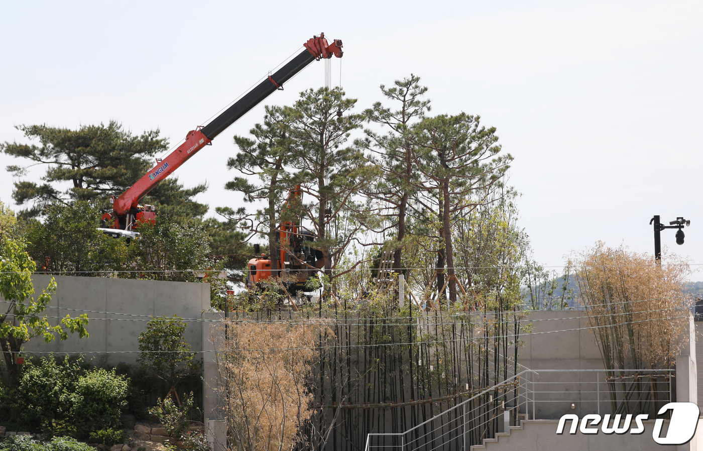 (양산=뉴스1) 김영훈 기자 = 문재인 대통령 내외 귀향을 하루 앞둔 9일 경남 양산시 하북면에 문 대통령 사저가 마무리 공사로 분주한 모습을 보이고 있다. 2022.5.9/뉴스1 …