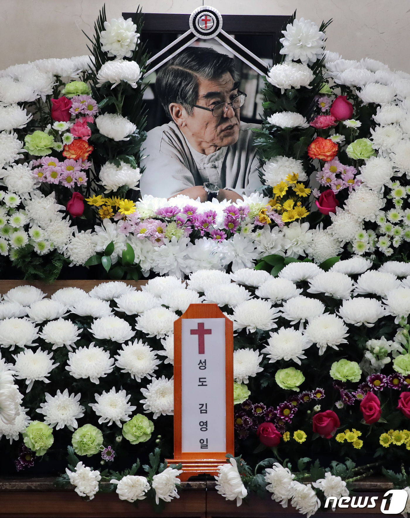 (원주=뉴스1) 장수영 기자 = 9일 강원 원주시 연세세브란스기독병원 장례식장에 마련된 故김지하 시인(본명 김영일)의 빈소에 고인의 영정이 놓여져 있다.한국을 대표하는 저항시인이자 …