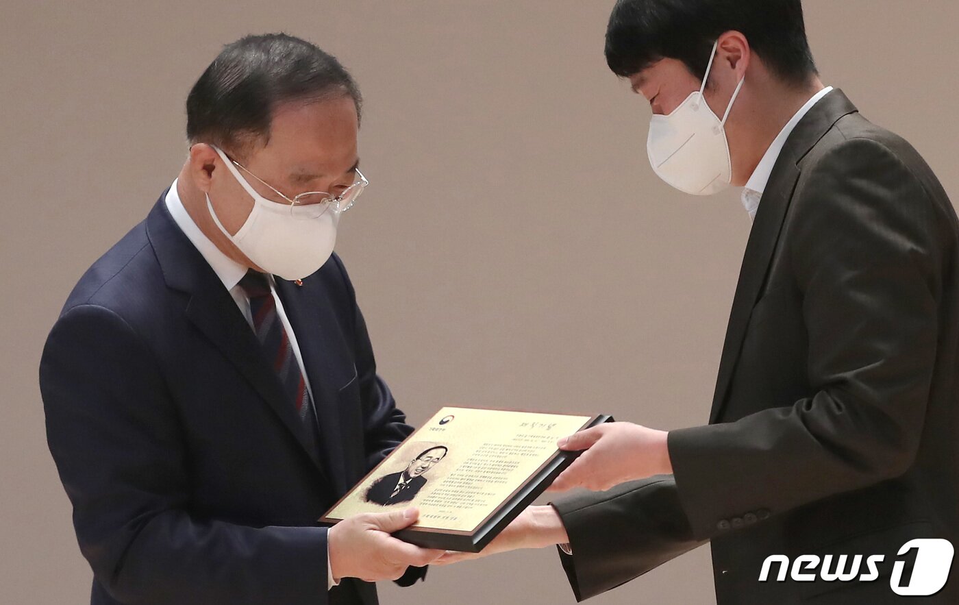 본문 이미지 - 홍남기 경제부총리 겸 기획재정부 장관이 9일 오전 정부세종청사에서 열린 이임식에서 직원들에게 37년 재직 기념패를 받고 있다. 2022.5.9/뉴스1 ⓒ News1 김기남 기자