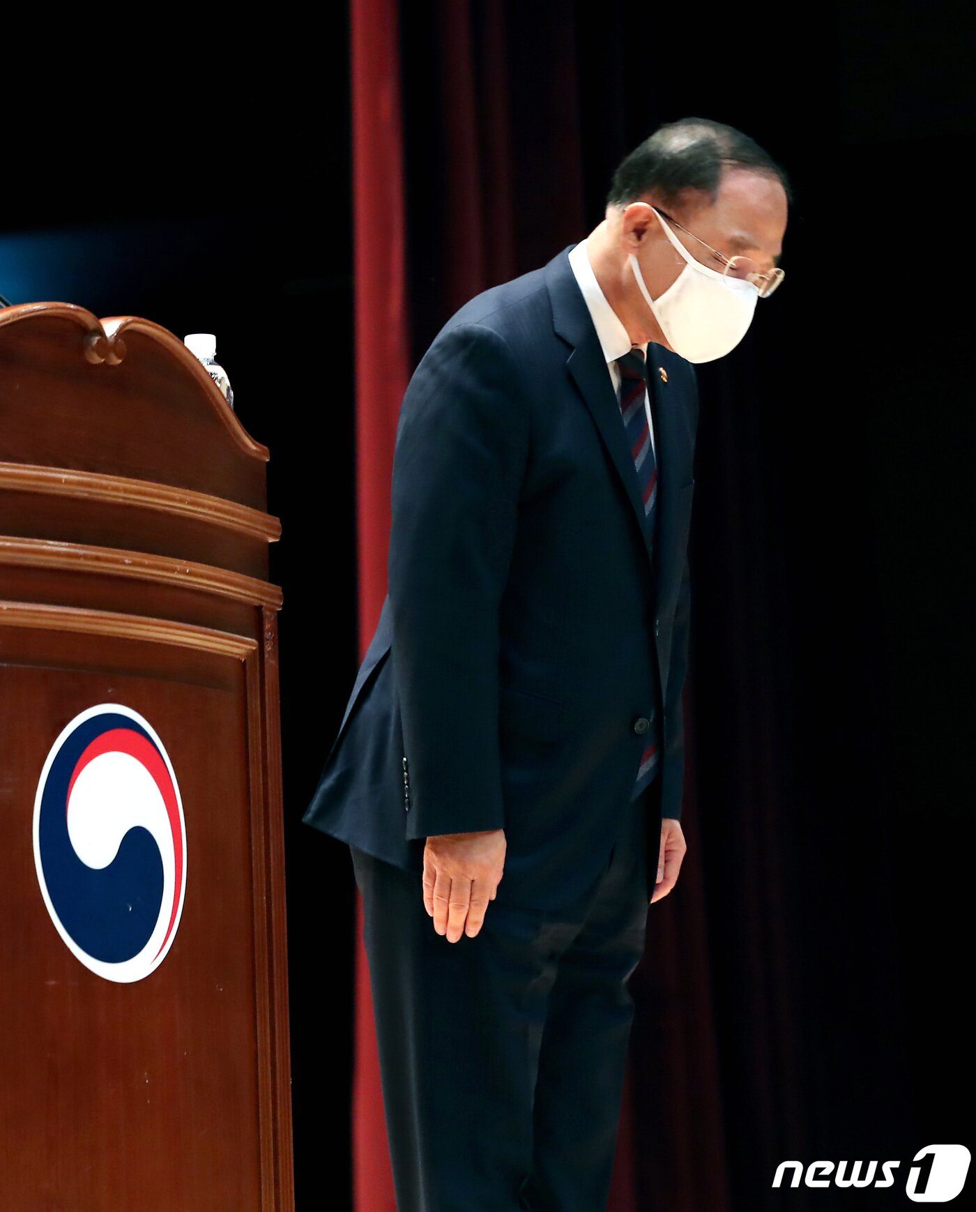 본문 이미지 - 홍남기 경제부총리 겸 기획재정부 장관이 9일 오전 정부세종청사에서 열린 이임식에서 직원들에게 인사하고 있다. 2022.5.9/뉴스1 ⓒ News1 김기남 기자