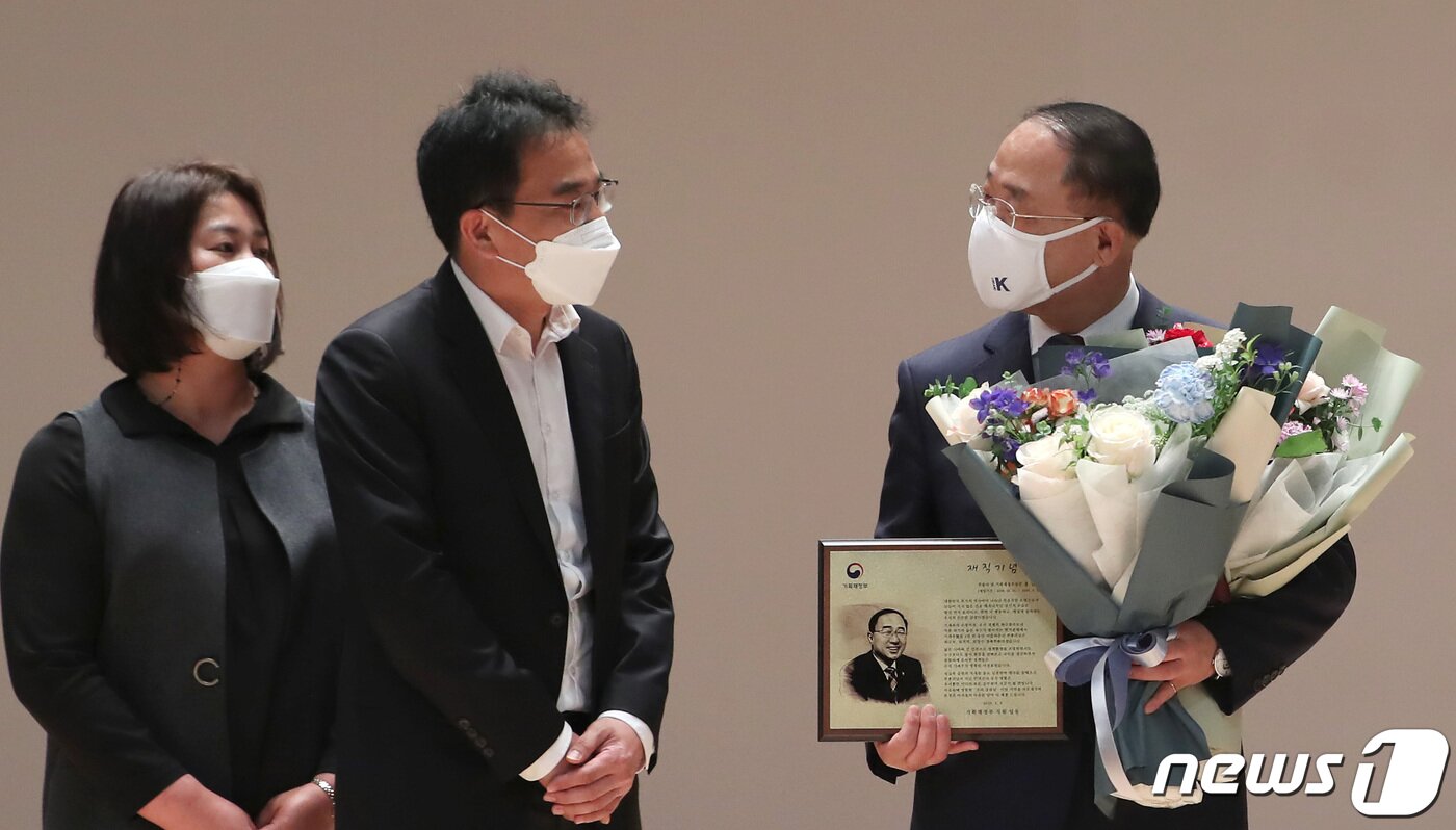 본문 이미지 - 홍남기 경제부총리 겸 기획재정부 장관이 9일 오전 정부세종청사에서 이임사를 마친 뒤 직원들에게 재직 기념 감사패를 받고 있다. 2022.5.9/뉴스1 ⓒ News1 김기남 기자