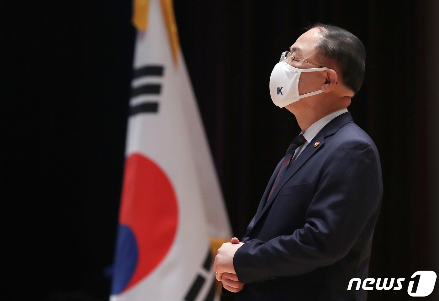 본문 이미지 - 홍남기 경제부총리 겸 기획재정부 장관이 9일 오전 정부세종청사에서 이임식을 마친 뒤 직원들을 바라보며 생각에 잠겨 있다. 2022.5.9/뉴스1 ⓒ News1 김기남 기자