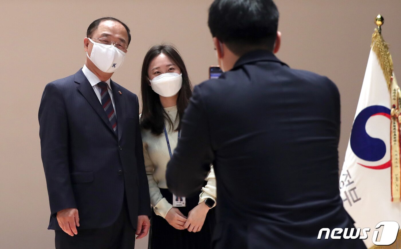 본문 이미지 - 홍남기 경제부총리 겸 기획재정부 장관이 9일 오전 정부세종청사에서 이임식을 마친 뒤 기획재정부 직원과 기념 촬영을 하고 있다. 2022.5.9/뉴스1 ⓒ News1 김기남 기자