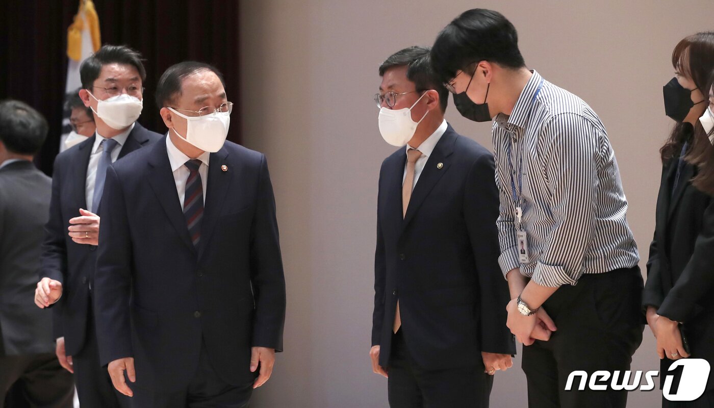 본문 이미지 - 홍남기 경제부총리 겸 기획재정부 장관이 9일 오전 정부세종청사에서 이임식을 마친 뒤 기획재정부 직원들과 작별의 인사를 나누고 있다. 2022.5.9/뉴스1 ⓒ News1 김기남 기자