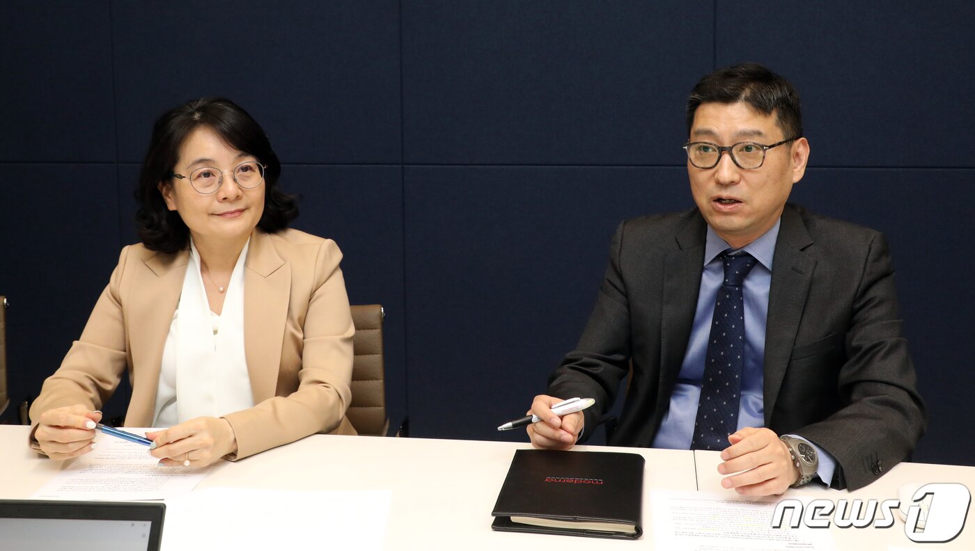 본문 이미지 - 손지영 모더나 한국법인 대표이사(왼쪽)와 김희수 부사장이 지난 9일 오후 서울 강남구 웨버샌드윅 사무실에서 뉴스1과 인터뷰를 하고 있다. 2022.5.9/뉴스1 ⓒ News1 황기선 기자