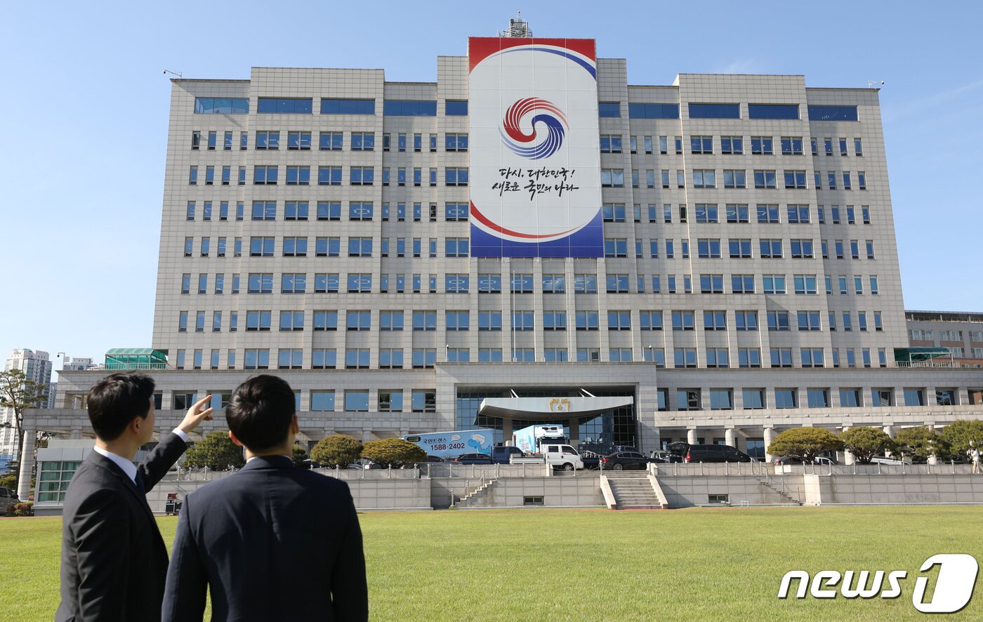 본문 이미지 - 대통령 취임식을 하루 앞둔 9일 오후 서울 용산 대통령 집무실로 사용될 국방부 청사 앞에서 대통령직 인수위원회 관계자들이 막바지 준비를 하고 있다. 2022.5.9/뉴스1 ⓒ News1 인수위사진기자단