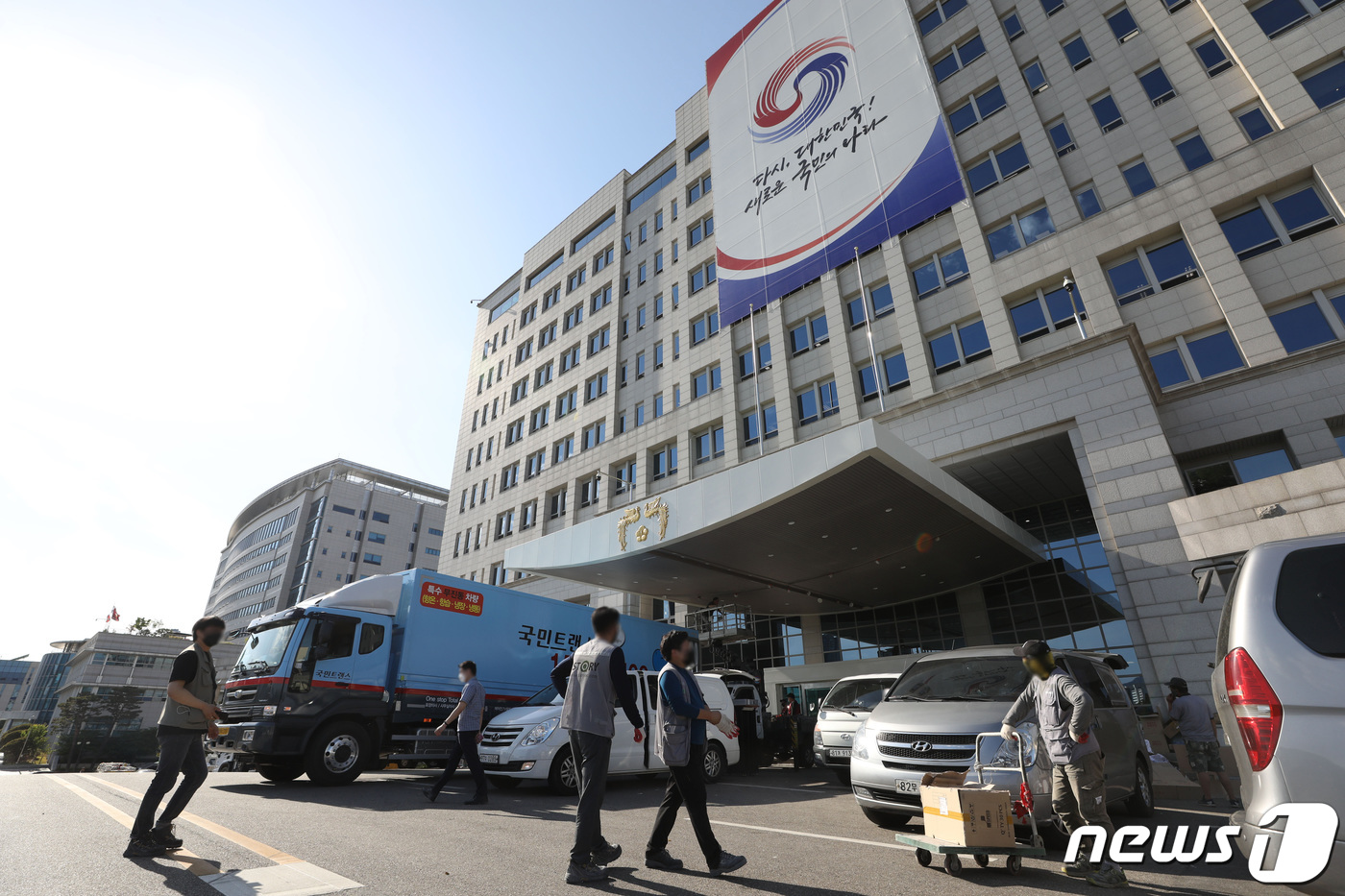 (서울=뉴스1) 인수위사진기자단 = 대통령 취임식을 하루 앞둔 9일 오후 서울 용산 대통령 집무실로 사용될 국방부 청사 앞에서 공사 및 이사 관계자들이 막바지 준비를 하고 있다. …