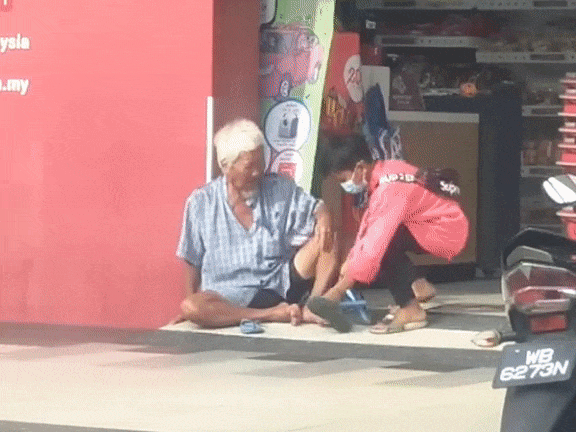 본문 이미지 - 노숙자 할아버지에게 신발을 선물하는 소년. (틱톡 갈무리) ⓒ 뉴스1