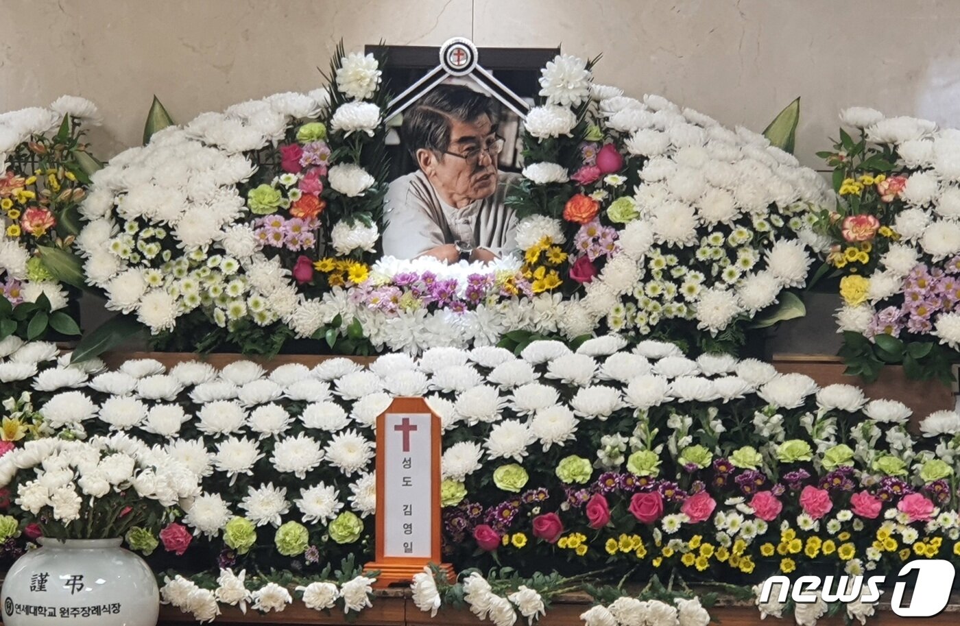 본문 이미지 - 지난 8일 81세의 일기로 세상을 떠난 김지하(본명 김영일) 시인의 빈소가 지난 9일 강원 원주 세브란스기독병원 장례식장에 마련돼 있다. 2022.5.9/뉴스1 신관호 기자.