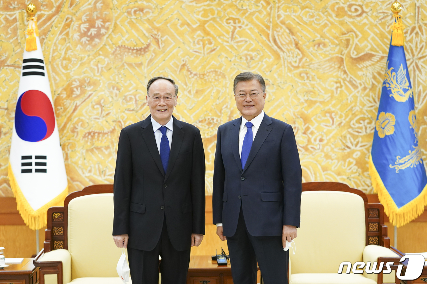 (서울=뉴스1) 이광호 기자 = 문재인 대통령이 9일 오후 청와대 본관 접견실에서 왕치산 중국 국가 부주석과 기념촬영을 하고 있다.(청와대 제공)2022.5.9/뉴스1