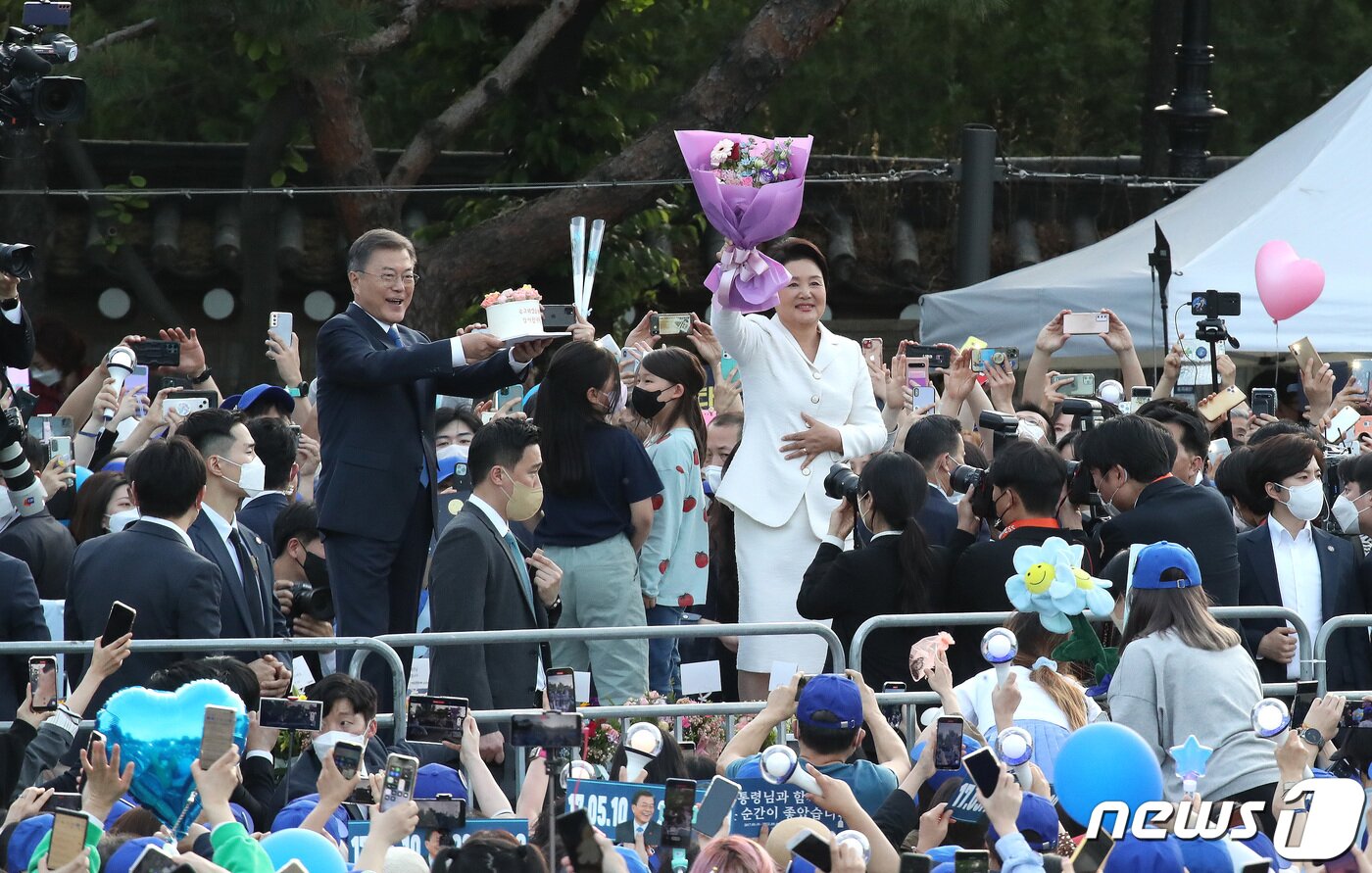 본문 이미지 - 5년 임기를 마치는 문재인 대통령과 김정숙 여사가 9일 오후 청와대를 나서며 케이크와 꽃다발을 받으며 시민들에게 인사하고 있다. 문 대통령 부부는 10일 국회의사당에서 개최되는 윤석열 대통령 당선인의 공식 취임식에 참석한 뒤 KTX를 타고 양산으로 내려갈 예정이다. 2022.5.9/뉴스1 ⓒ News1 임세영 기자