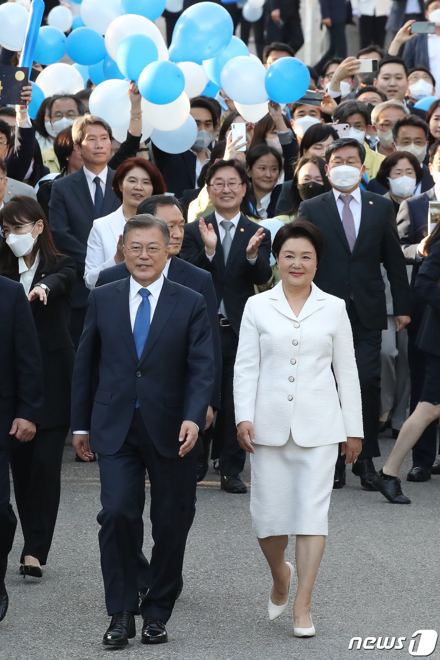 본문 이미지 - 5년 임기를 마치는 문재인 대통령과 김정숙 여사가 2022년 5월9일 오후 청와대를 나서며 시민들에게 인사하고 있다. 2022.5.9/뉴스1 ⓒ News1 임세영 기자