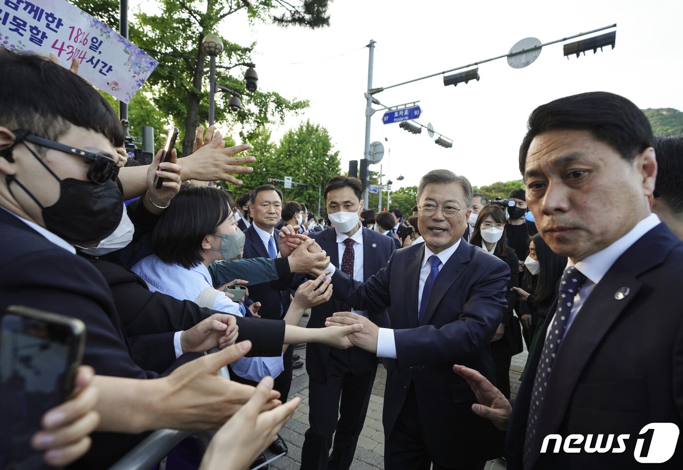 본문 이미지 - 5년 임기를 마치는 문재인 대통령과 김정숙 여사가 9일 오후 청와대를 나서며 배웅 나온 시민들과 인사를 나누고 있다. (청와대 제공) 2022.5.9/뉴스1 ⓒ News1 오대일 기자
