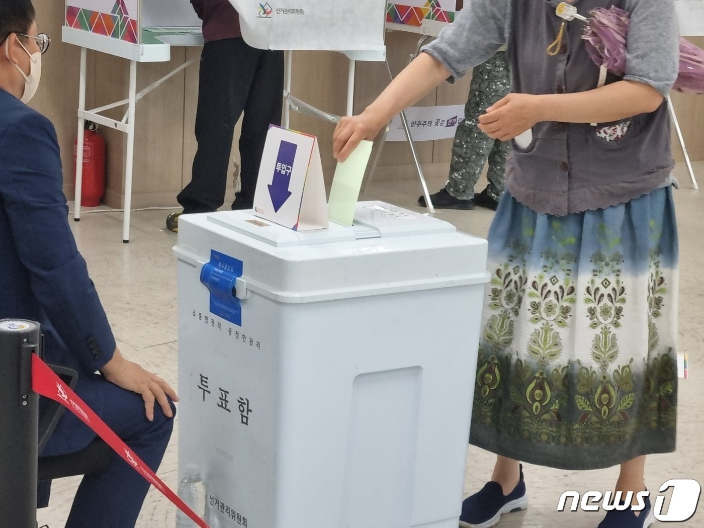 본문 이미지 - 지난 2022년 제8회 전국동시지방선거 당시 강원 강릉 옥계면 크리스탈밸리센터에 마련된 강릉 옥계면 제1투표소에서 투표하는 유권자.(뉴스1 DB)ⓒ 뉴스1 윤왕근 기자