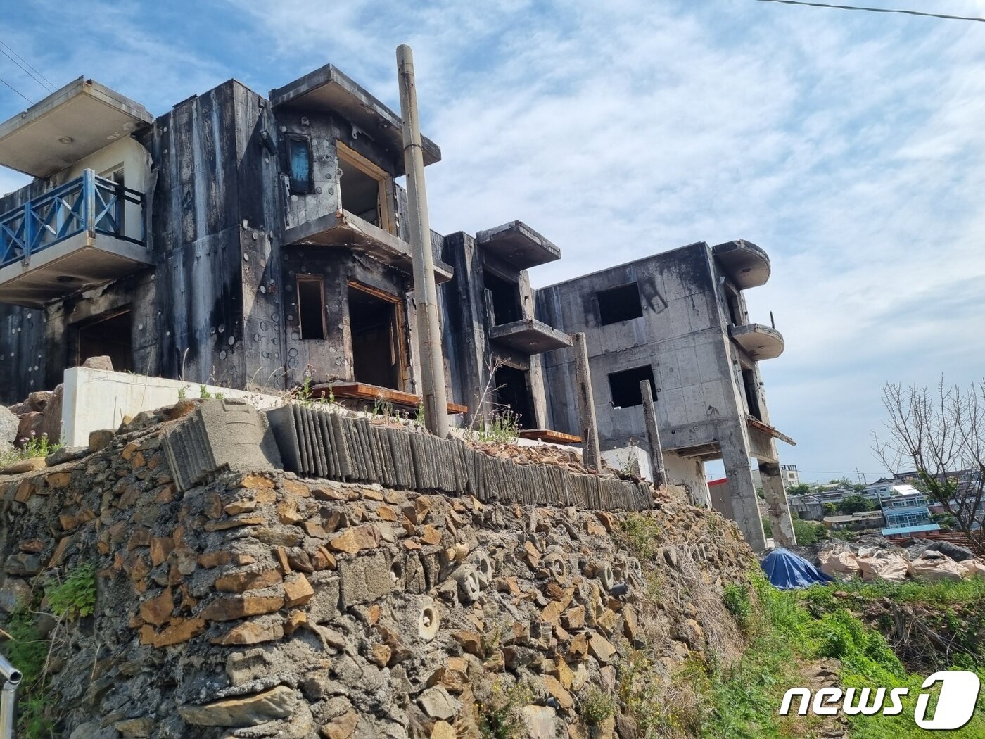 본문 이미지 - 제8회 전국동시지방선거일인 1일 지난 3월 동해안 대형산불 피해를 입었던 강원 동해 묵호동의 한 펜션에 산불 당시 상흔이 그대로 남아있다. 2022.6.1/뉴스1 ⓒ News1 윤왕근 기자