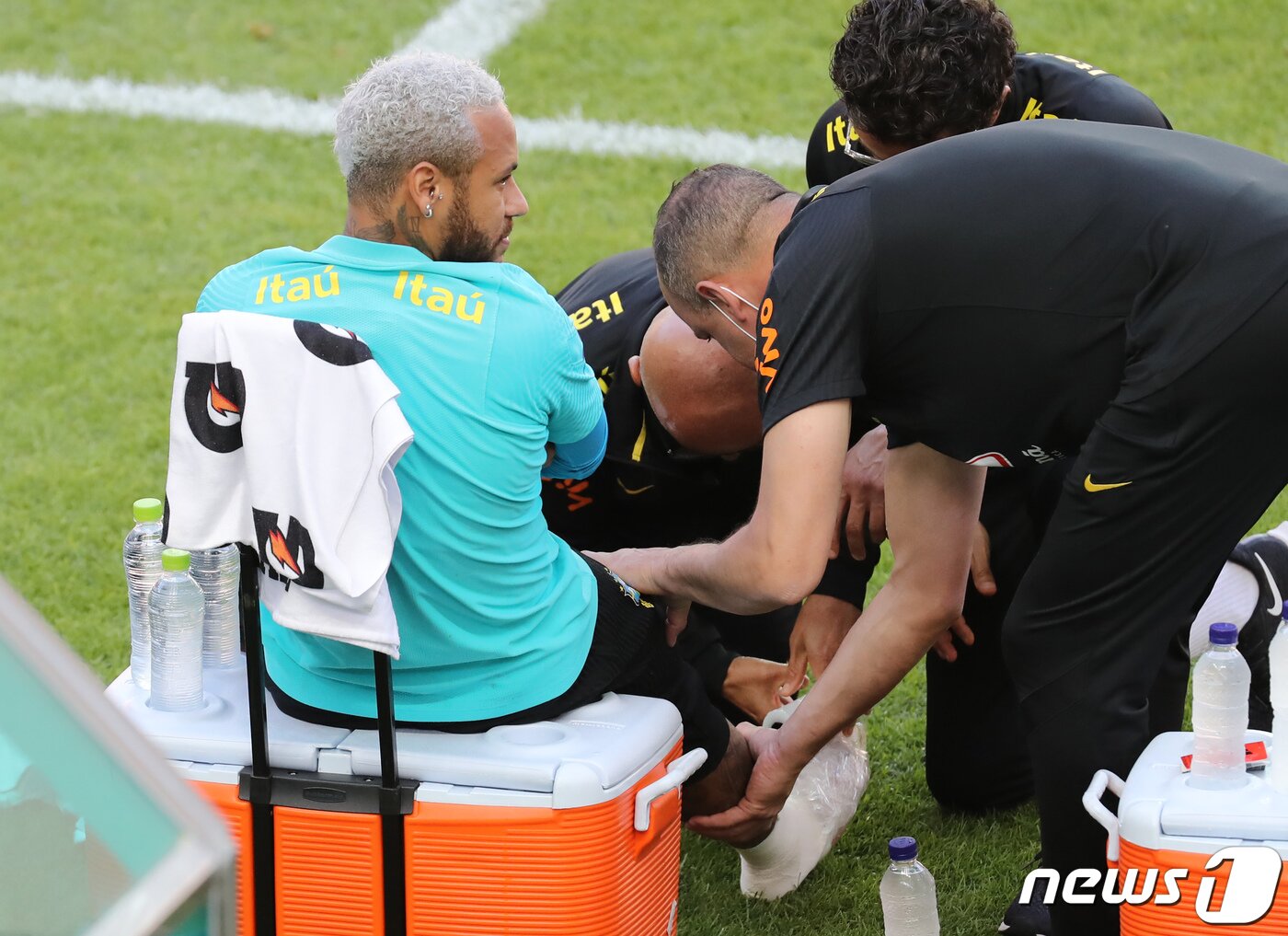 본문 이미지 - 브라질 축구대표팀 공격수 네이마르가 1일 서울 마포구 상암월드컵경기장에서 훈련을 갖던 중 오른발 부상으로 붕대를 감은 채 얼음찜질을 하고 있다. 대한민국 축구 국가대표팀은 오는 2일 서울월드컵경기장에서 브라질과 평가전을 치른다. 2022.6.1/뉴스1 ⓒ News1 장수영 기자
