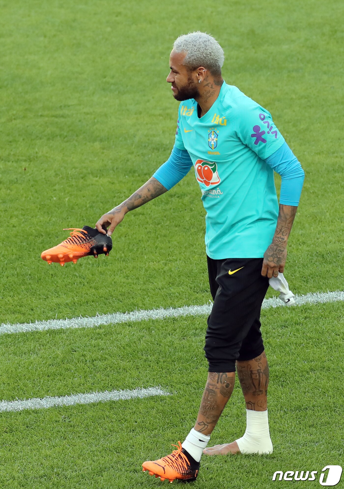 본문 이미지 - 브라질 축구대표팀 공격수 네이마르가 1일 서울 마포구 상암월드컵경기장에서 훈련을 갖던 중 오른발 부상으로 붕대를 감은 채 그라운드 밖으로 이동하고 있다. 대한민국 축구 국가대표팀은 오는 2일 서울월드컵경기장에서 브라질과 평가전을 치른다. 2022.6.1/뉴스1 ⓒ News1 장수영 기자