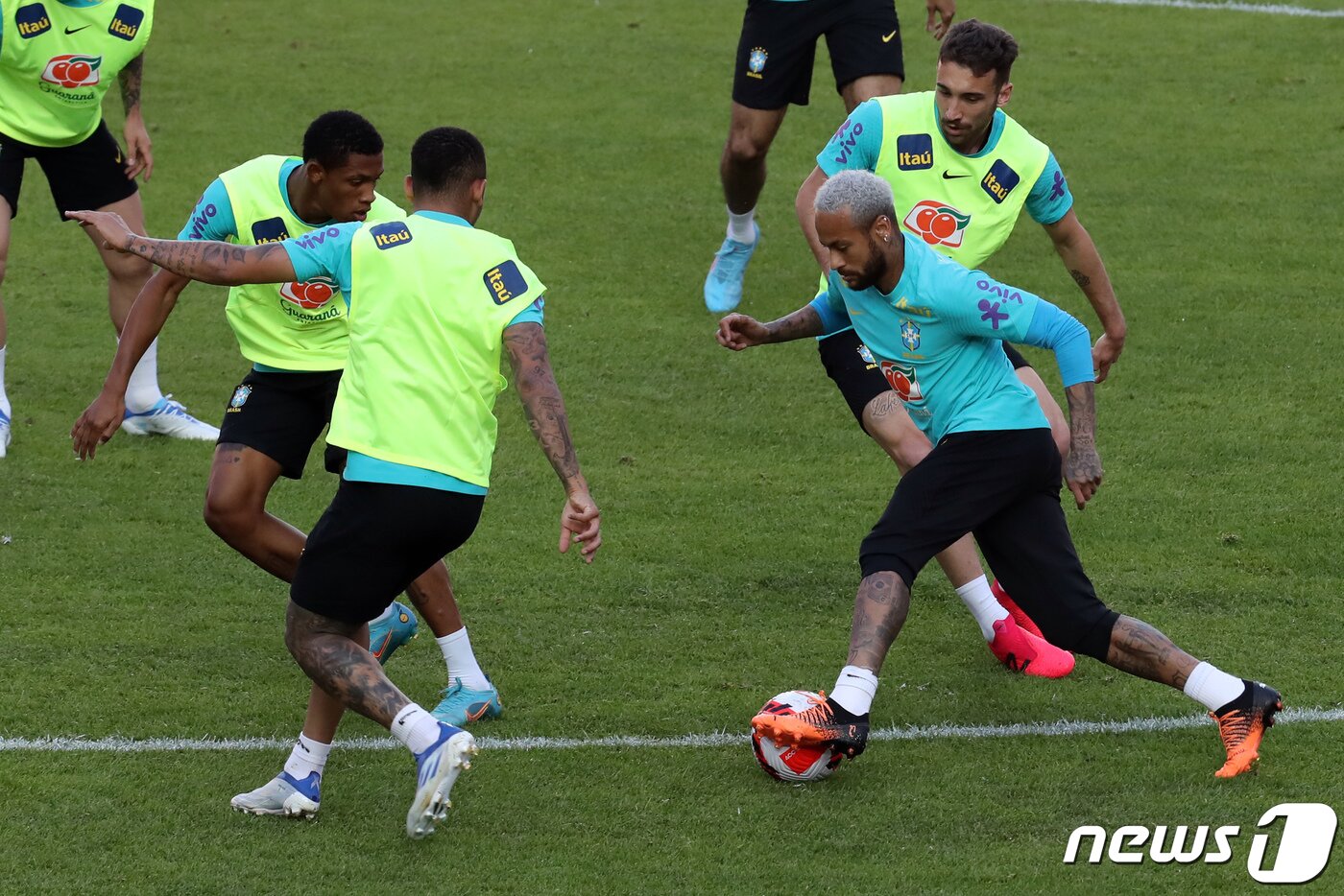 본문 이미지 - 브라질 축구대표팀 공격수 네이마르가 1일 서울 마포구 상암월드컵경기장에서 진행된 훈련에서 드리블 돌파를 하고 있다. 대한민국 축구 국가대표팀은 오는 2일 서울월드컵경기장에서 브라질과 평가전을 치른다. 2022.6.1/뉴스1 ⓒ News1 장수영 기자