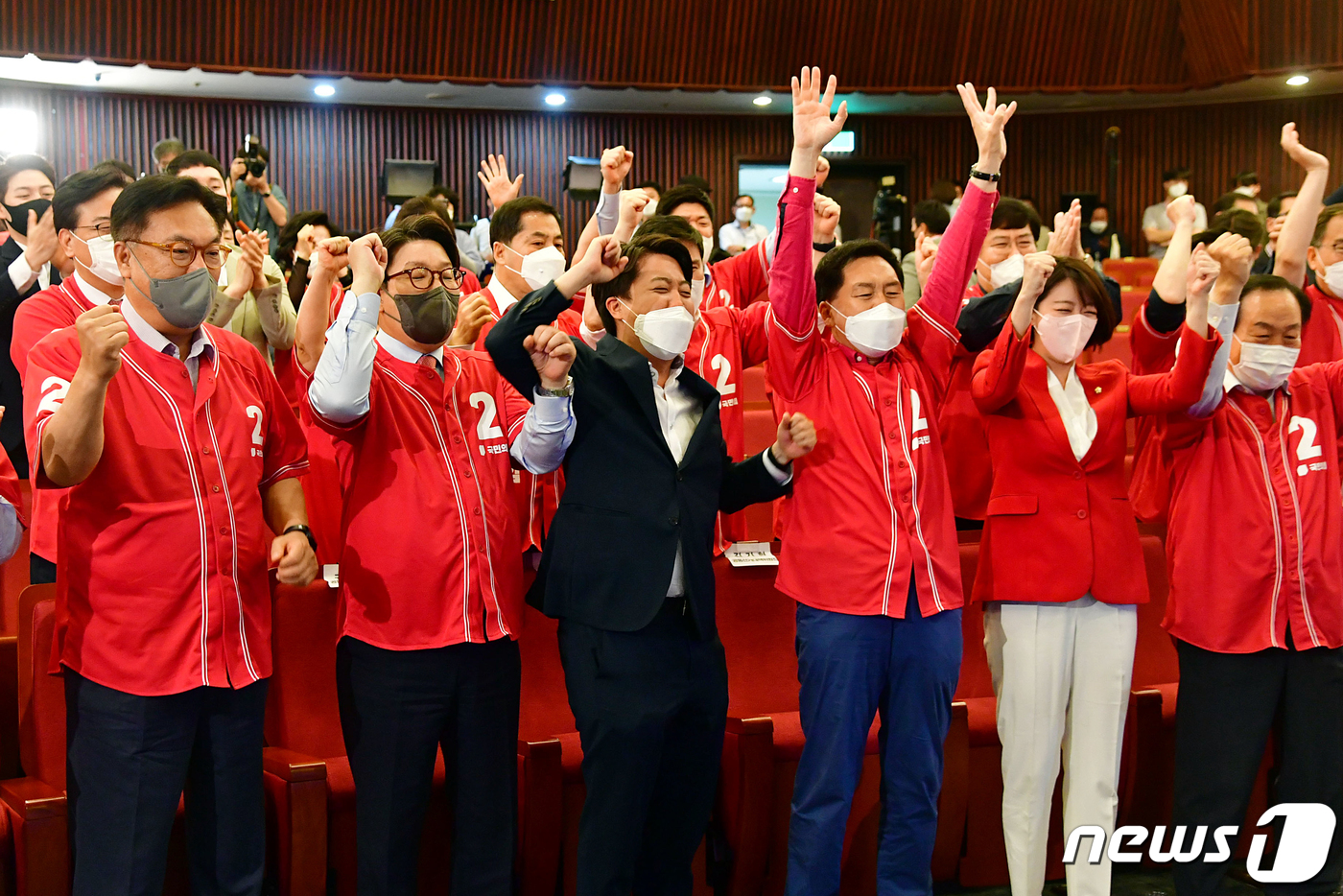 (서울=뉴스1) 허경 기자 = 이준석 국민의힘 상임선거대책위원장, 권성동 공동선거대책위원장 등 지도부가 1일 저녁 서울 여의도 국회도서관 대강당에 마련된 제8회 전국동시지방선거 및 …