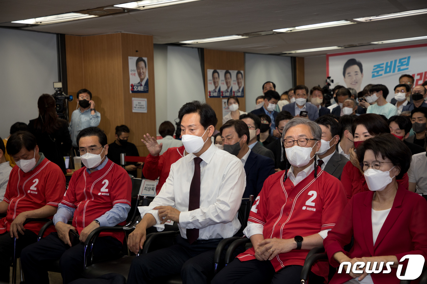 (서울=뉴스1) 국회사진취재단 = 오세훈 국민의힘 서울시장후보가 1일 오후 서울 중구 태평로 한국프레스센터에 마련된 캠프에서 출구조사 결과를 시청하며 양복 상의를 벗고 있다. 20 …