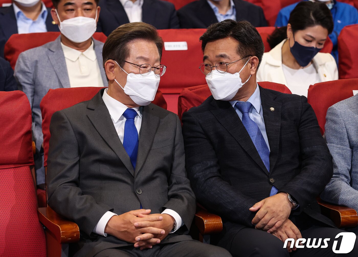 본문 이미지 - 이재명 더불어민주당 총괄선대위원장&#40;왼쪽&#41;과 윤호중 공동비상대책위원장이 1일 서울 여의도 국회 의원회관에 마련된 민주당 개표상황실에서 대화하고 있다. &#40;공동취재&#41; 2022.6.1/뉴스1 ⓒ News1 유승관 기자