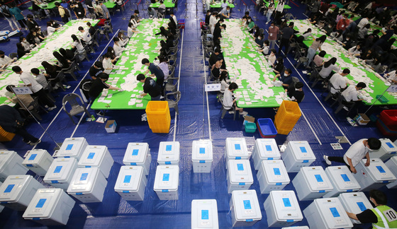 "지방선거, 여당에 힘 실어야" 55%…민주 44%·국힘 21%