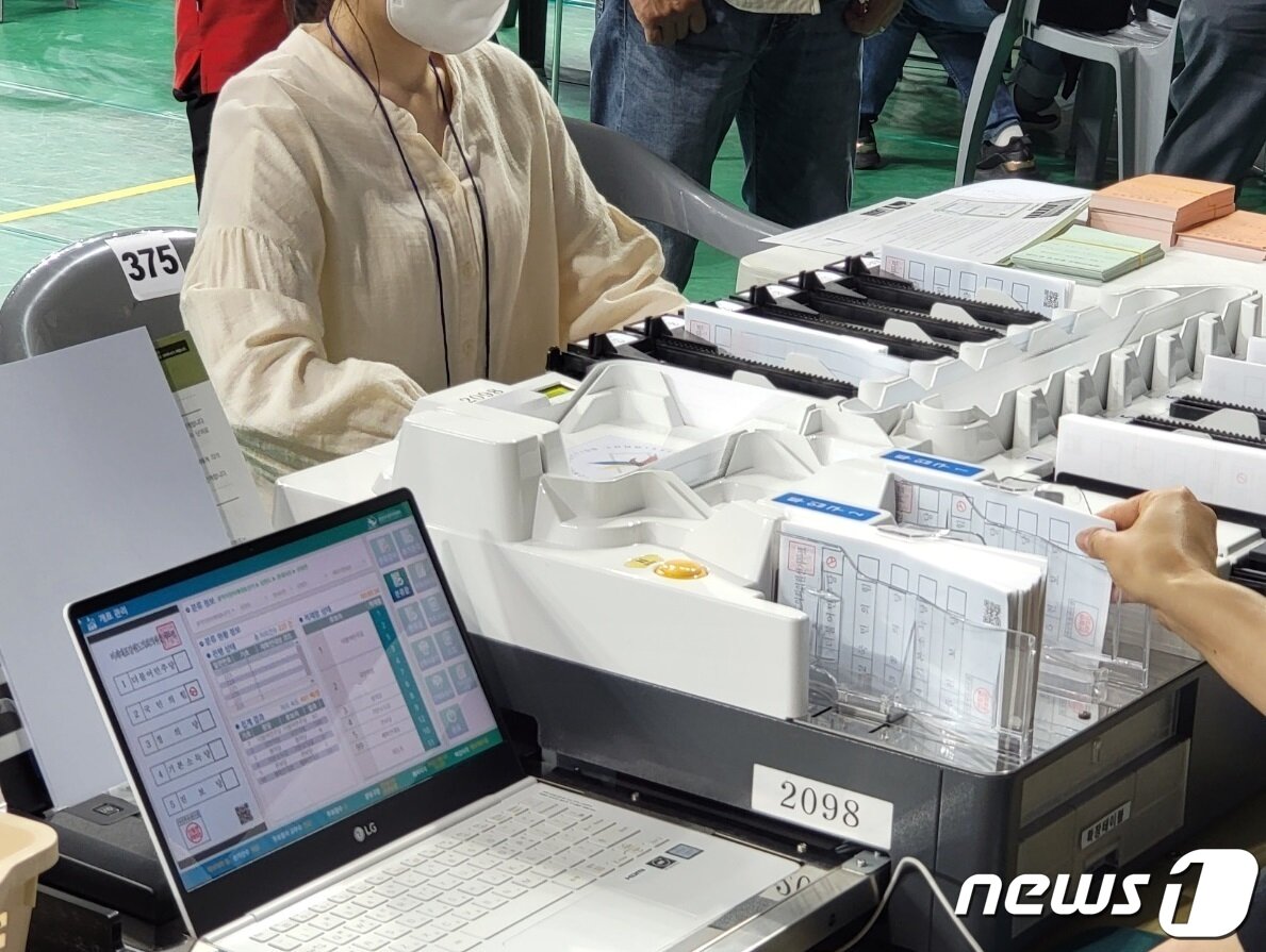 본문 이미지 - 제8회 전국동시지방선거 및 국회의원 보궐선거 투표가 끝난 1일 강원 원주종합체육관에 설치된 원주지역 개표소에서 개표 사무원들이 투표지 분류작업에 나서고 있다. 2022.6.1/뉴스1 ⓒ News1 신관호 기자