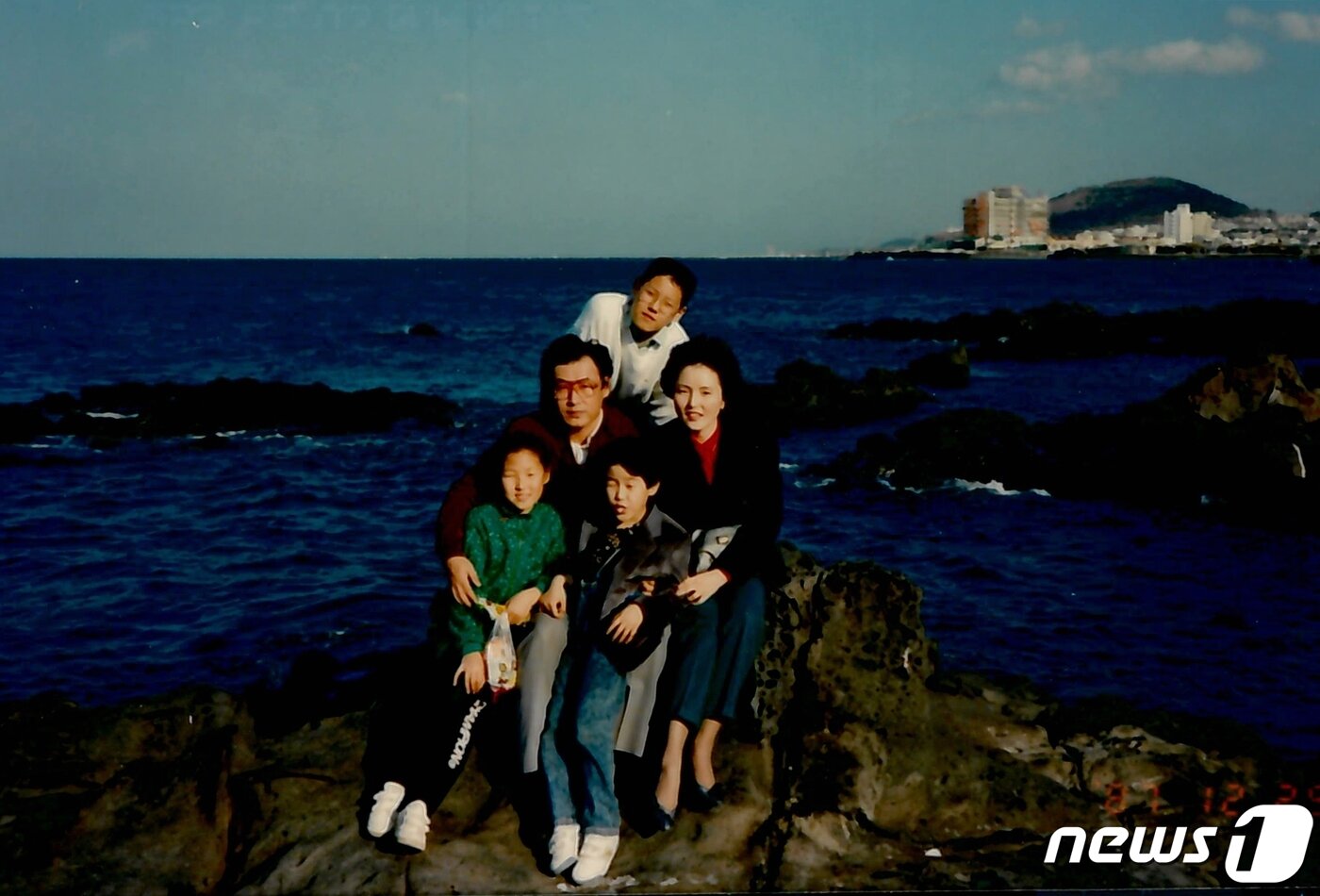 본문 이미지 - 제주시을 국회의원 보궐선거 더불어민주당 김한규 당선인의 가족사진.(김한규 선거캠프 제공)2022.6.1/뉴스1ⓒ 뉴스1