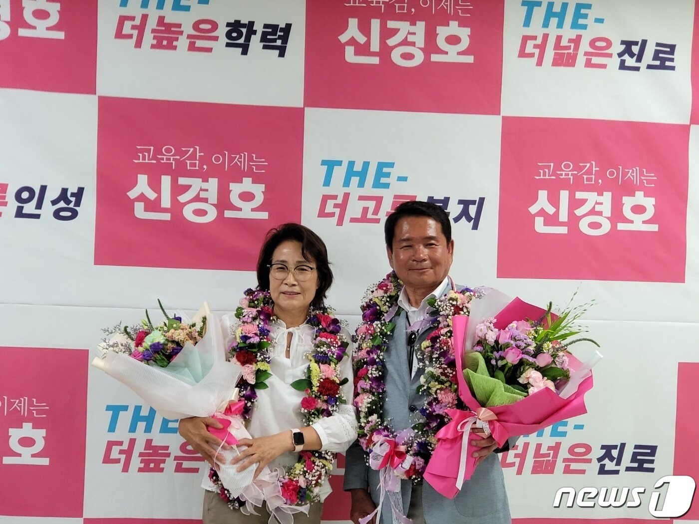 본문 이미지 - 신경호 강원도교육감 후보는 2일 강원 춘천 후평동 선거사무소에서 당선이 확실시된 뒤 지지자들로 부터 꽃다발을 받은 뒤 기념촬영을 가졌다..(신경호 후보 캠프 제공)ⓒ 뉴스1