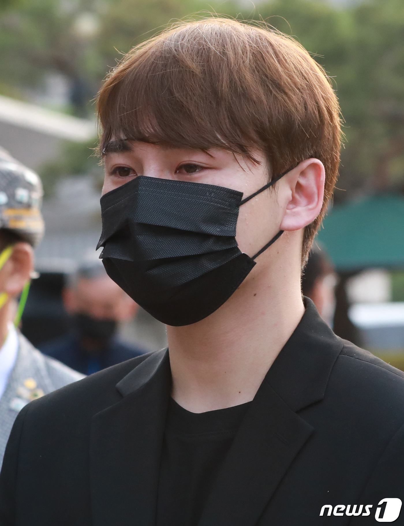 (서울=뉴스1) 권현진 기자 = 10일 오전 서울 영등포구 여의도 KBS 본관 앞에서 진행된 방송인 故 송해 추모 노제에서 가수 박서진이 눈물을 흘리고 있다. 2022.6.10/뉴 …