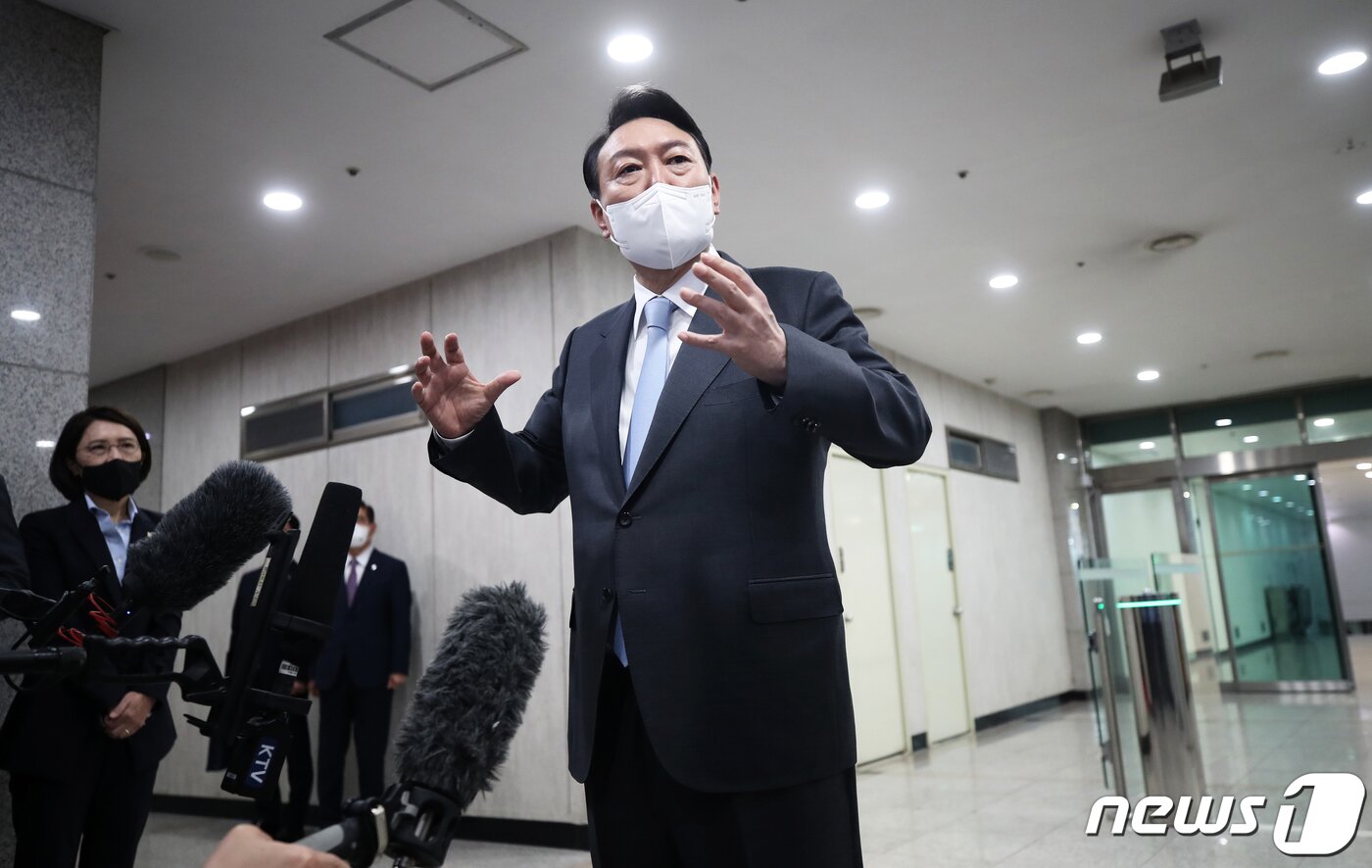 본문 이미지 - 윤석열 대통령이 취임 한 달을 맞은 10일 오전 용산 대통령실 청사로 출근하며 취재진의 질문에 답하고 있다. 대통령실사진기자단 2022.6.10/뉴스1 ⓒ News1 오대일 기자