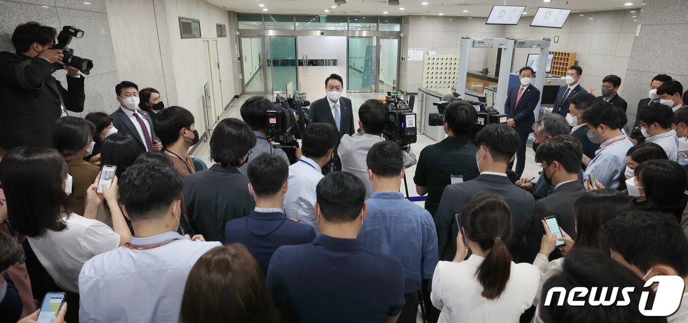 본문 이미지 - 윤석열 대통령이 취임 한 달을 맞은 10일 오전 서울 용산 대통령실 청사로 출근하며 취재진의 질문에 답하고 있다. (대통령실사진기자단) 2022.6.10/뉴스1 ⓒ News1 오대일 기자