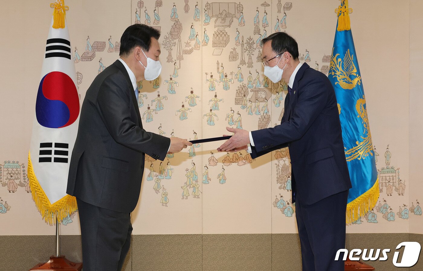 본문 이미지 - 윤석열 대통령이 10일 서울 용산 대통령실 청사에서 김필곤 중앙선거관리위원회 위원에게 임명장을 수여하고 있다. (대통령실사진기자단) 2022.6.10/뉴스1 ⓒ News1 오대일 기자