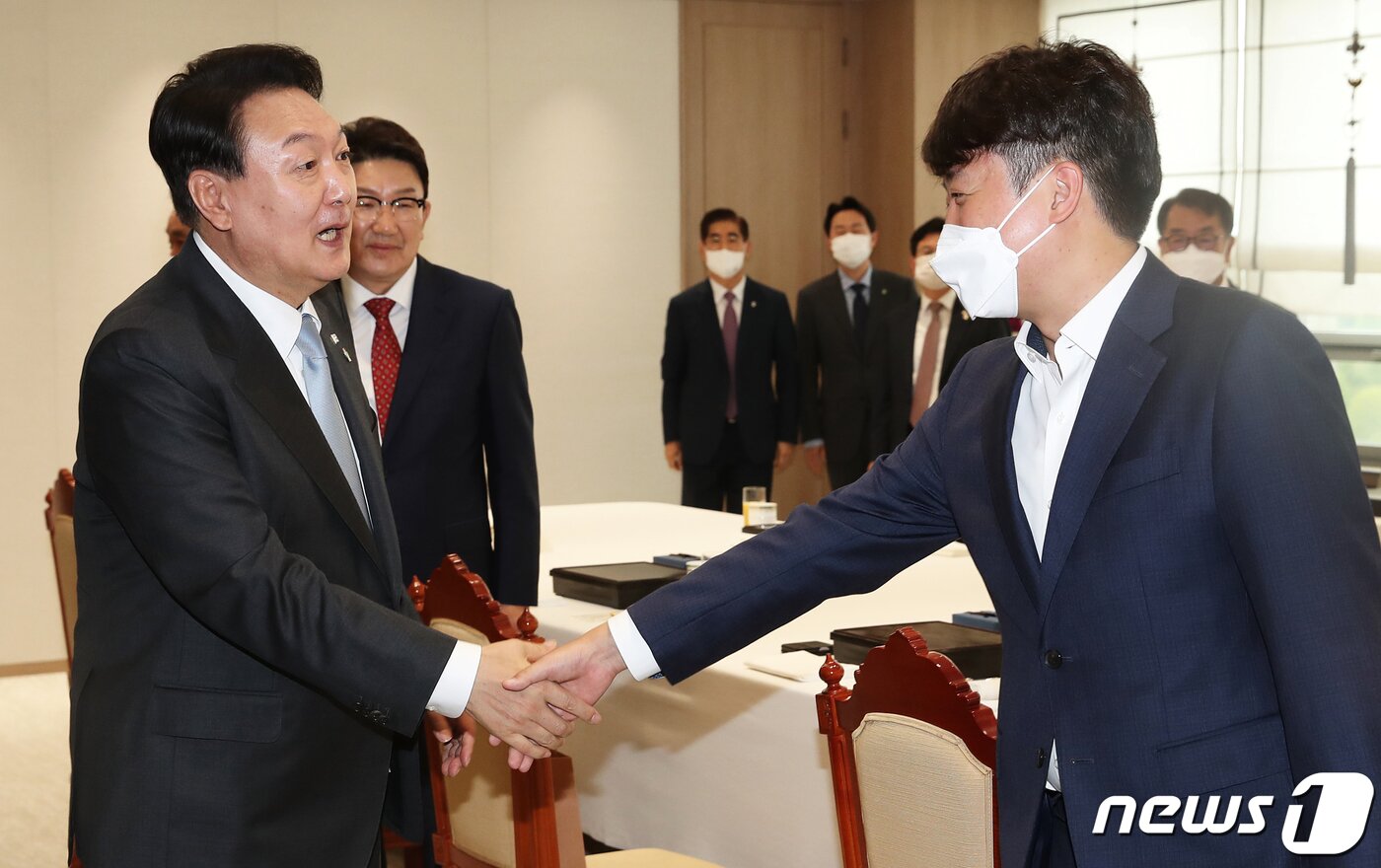 본문 이미지 - 윤석열 대통령이 10일 용산 대통령실 청사에서 열린 국민의힘 지도부와의 오찬 회동에서 우크라이나 방문을 마치고 돌아온 이준석 당 대표와 악수하고 있다. 대통령실사진기자단 2022.6.10/뉴스1 ⓒ News1 오대일 기자