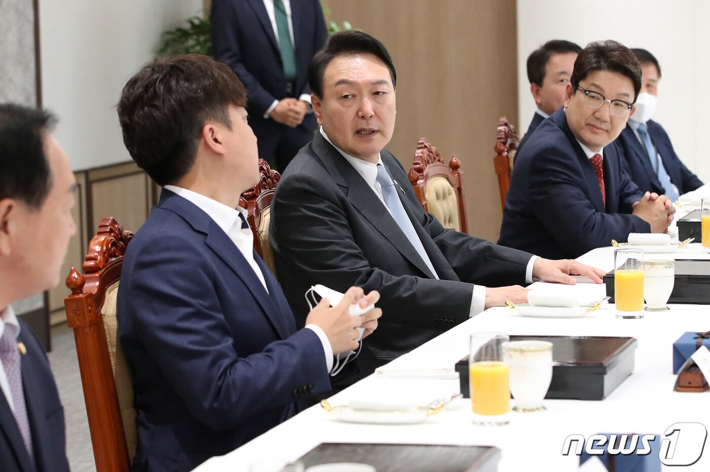 본문 이미지 - 윤석열 대통령이 10일 용산 대통령실 청사에서 열린 국민의힘 지도부와의 오찬 회동에서 이준석 대표, 권성동 원내대표를 비롯한 참석자들과 환담을 나누고 있다. 대통령실사진기자단 2022.6.10/뉴스1 ⓒ News1 오대일 기자
