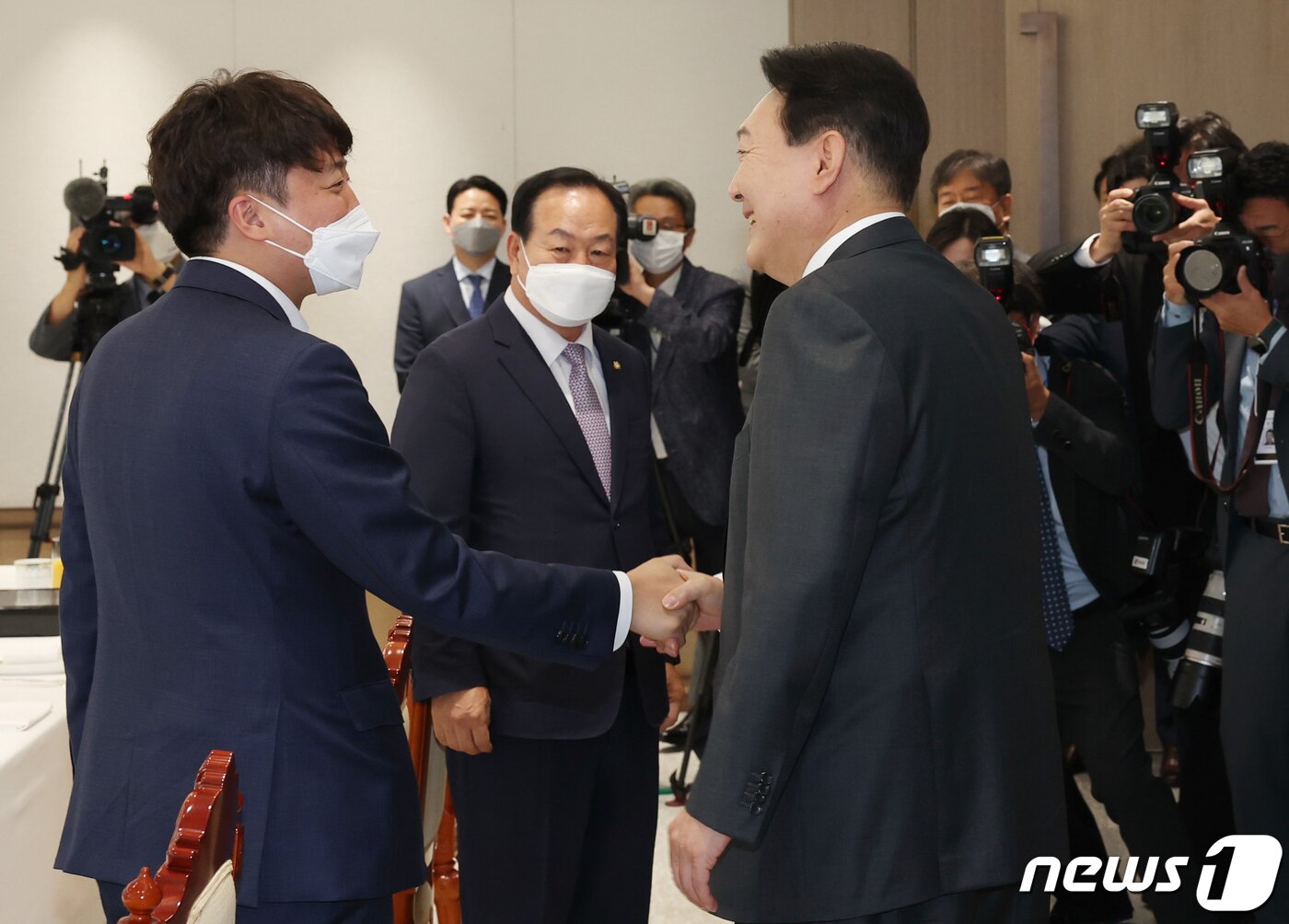 본문 이미지 - 윤석열 대통령이 10일 용산 대통령실 청사에서 열린 국민의힘 지도부와의 오찬 회동에서 우크라이나 방문을 마치고 돌아온 이준석 당 대표와 악수하고 있다. (대통령실사진기자단) 2022.6.10/뉴스1 ⓒ News1 오대일 기자