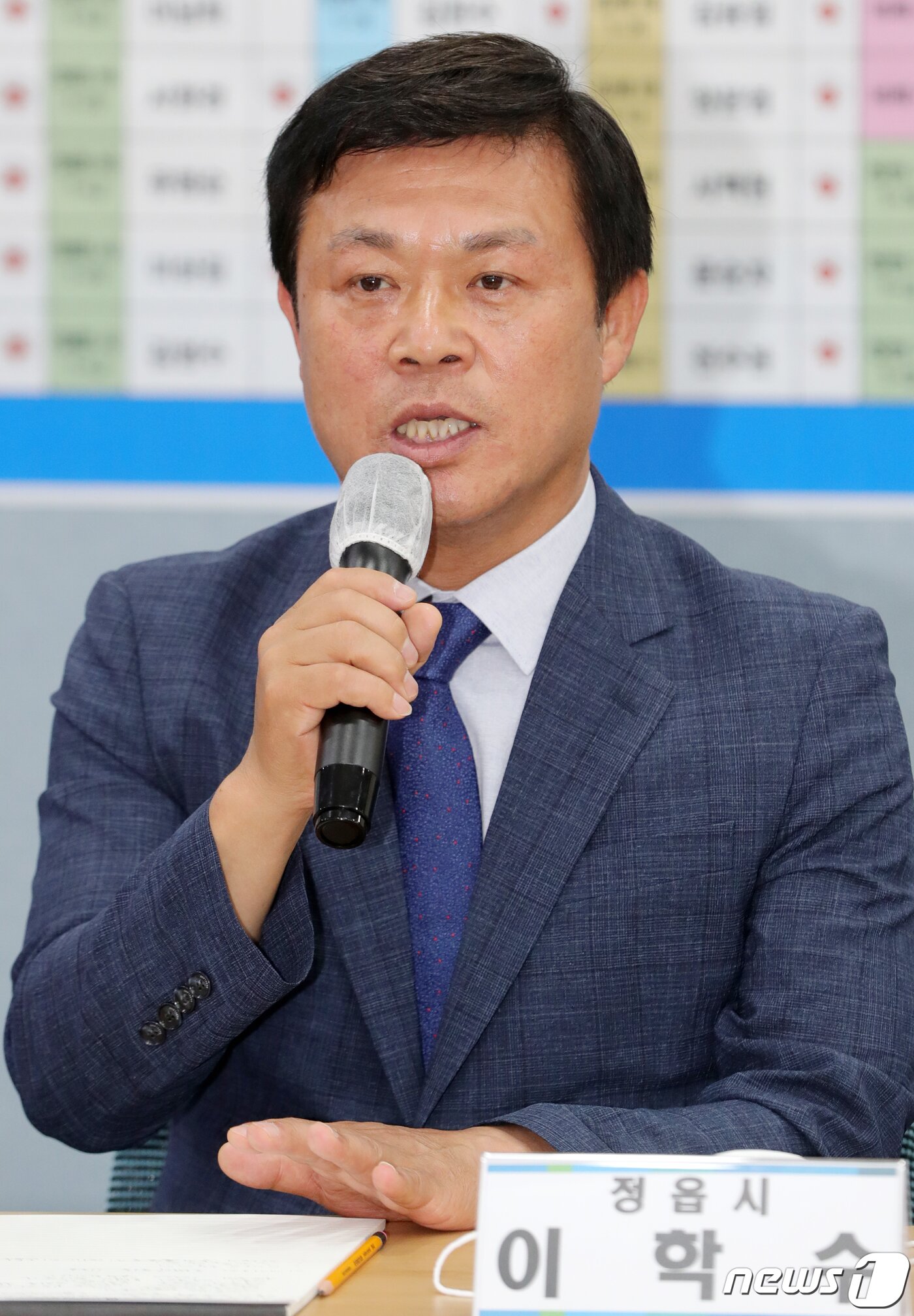 본문 이미지 - 이학수 더불어민주당 정읍시장 당선인이 10일 전북 전주시 민주당 전북도당 대회의실에서 열린 민주당 전북도당 기초단체장 당선인 간담회에 참석해 인사말을 하고 있다. 2022.6.10/뉴스1 ⓒ News1 유경석 기자