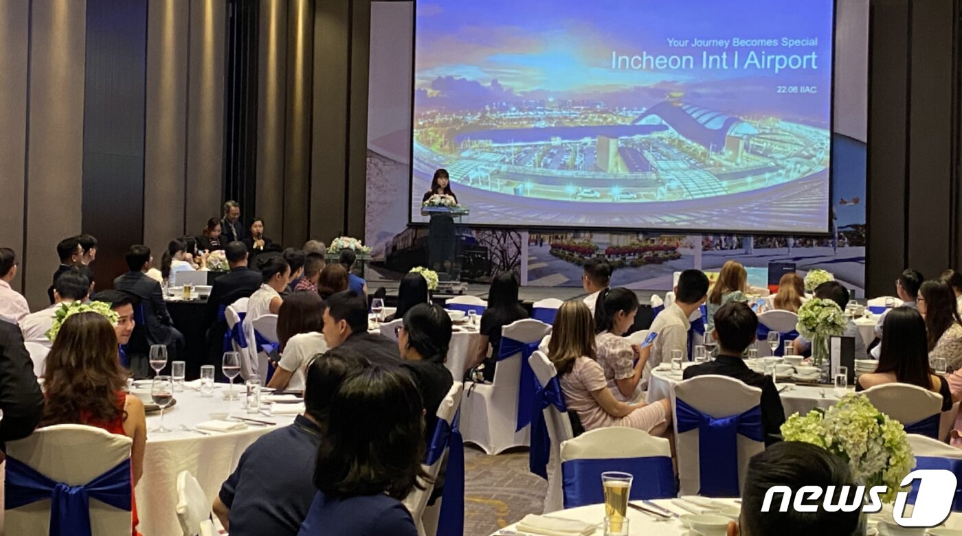 본문 이미지 - 인천공항공사 담당자가 9일(현지시간) 베트남 호치민 쉐라톤 호텔에서 열린 ‘인천공항 항공수요 조기회복을 위한 방한·환승 설명회’에서 발언하고 있다. (인천공항공사 제공) 2022.6.10/뉴스1