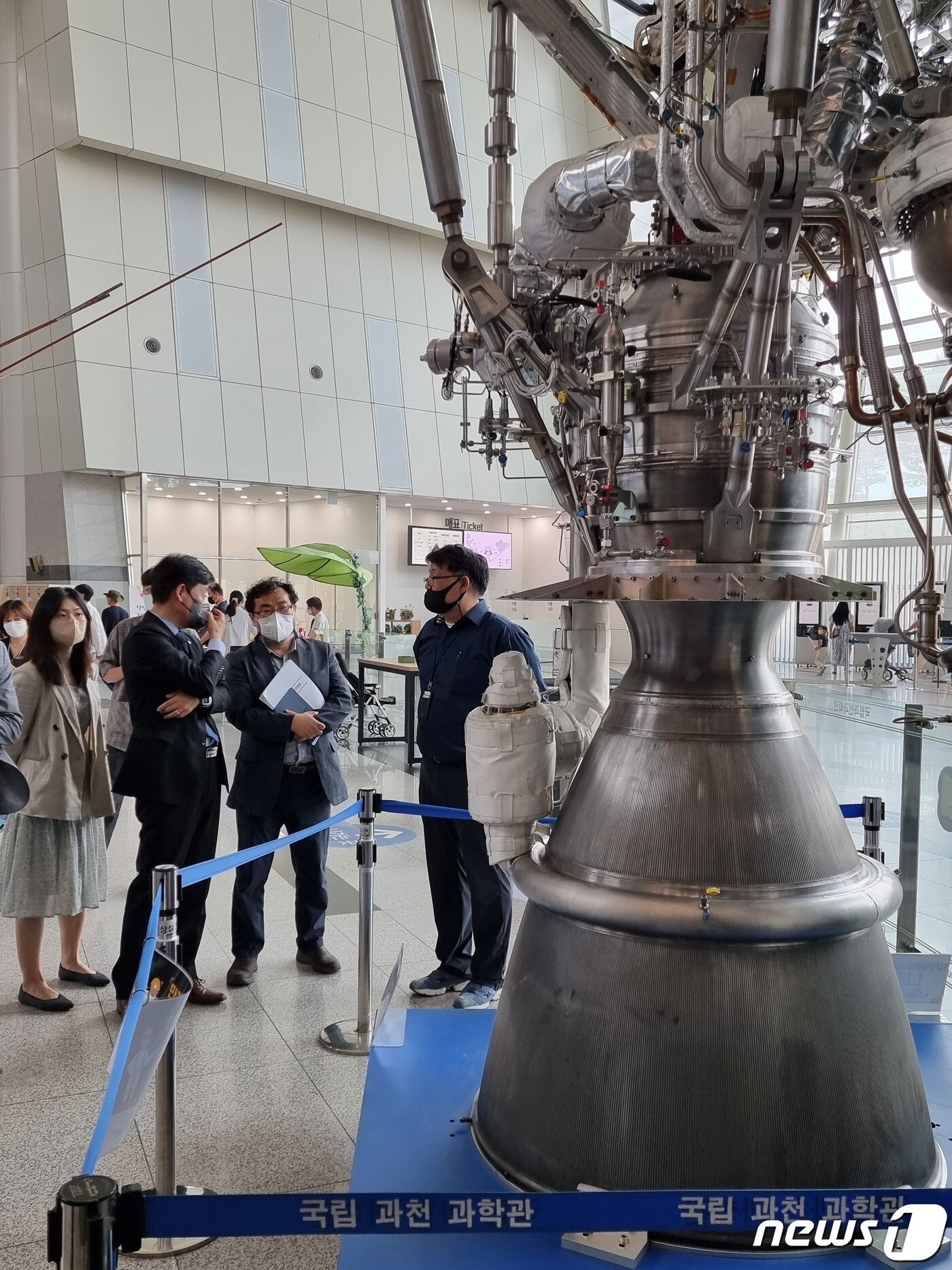 본문 이미지 - 오태석 과학기술정보통신부 제1차관이 10일 국립과천과학관에 전시된 누리호 실물 엔진을 보며 관계자의 설명을 듣고 있다. 2022.06.10 ⓒ 뉴스1 김승준 기자