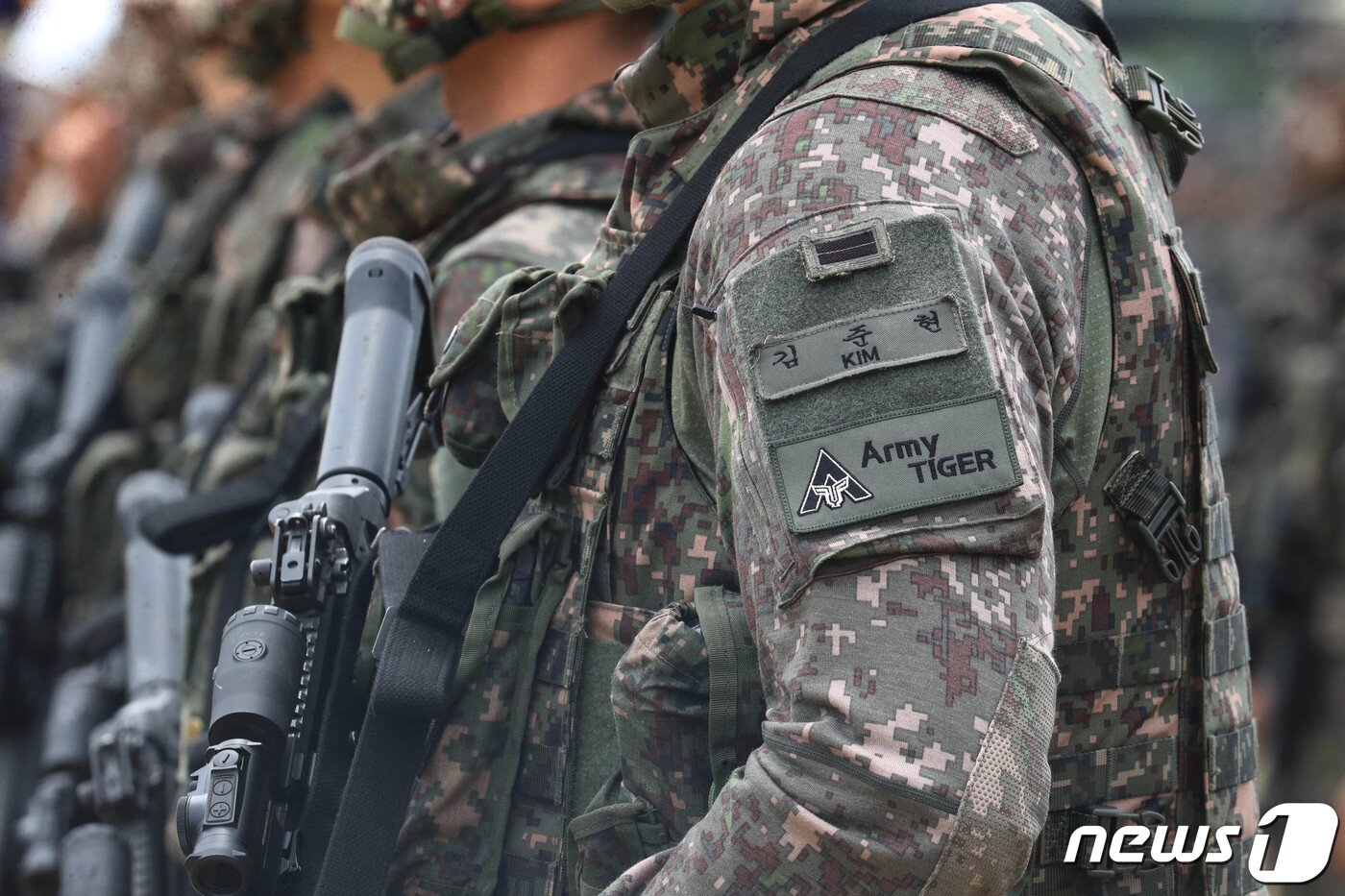 본문 이미지 - 10일 오전 경기도 양주 소재 제25보병사단에서 열린 '아미타이거'(Army TIGER) 시범여단 전투단 선포식에서 한 장병의 전투복에 아미 타이거 시범여단전투단의 부대 마크가 붙어있다.  2022.6.10/뉴스1 ⓒ News1 사진공동취재단