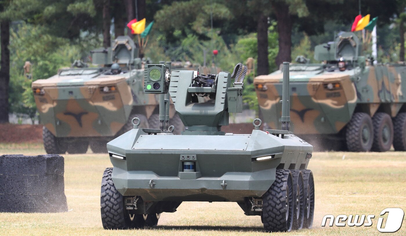 본문 이미지 - 10일 오전 경기도 양주 소재 제25보병사단에서 열린 '아미타이거'(Army TIGER) 시범여단 전투단 선포식에서 무인 수색 차량이 유·무인 전투체계 전투수행을 시연을 하고 있다. ' 2022.6.10/뉴스1 ⓒ News1 사진공동취재단