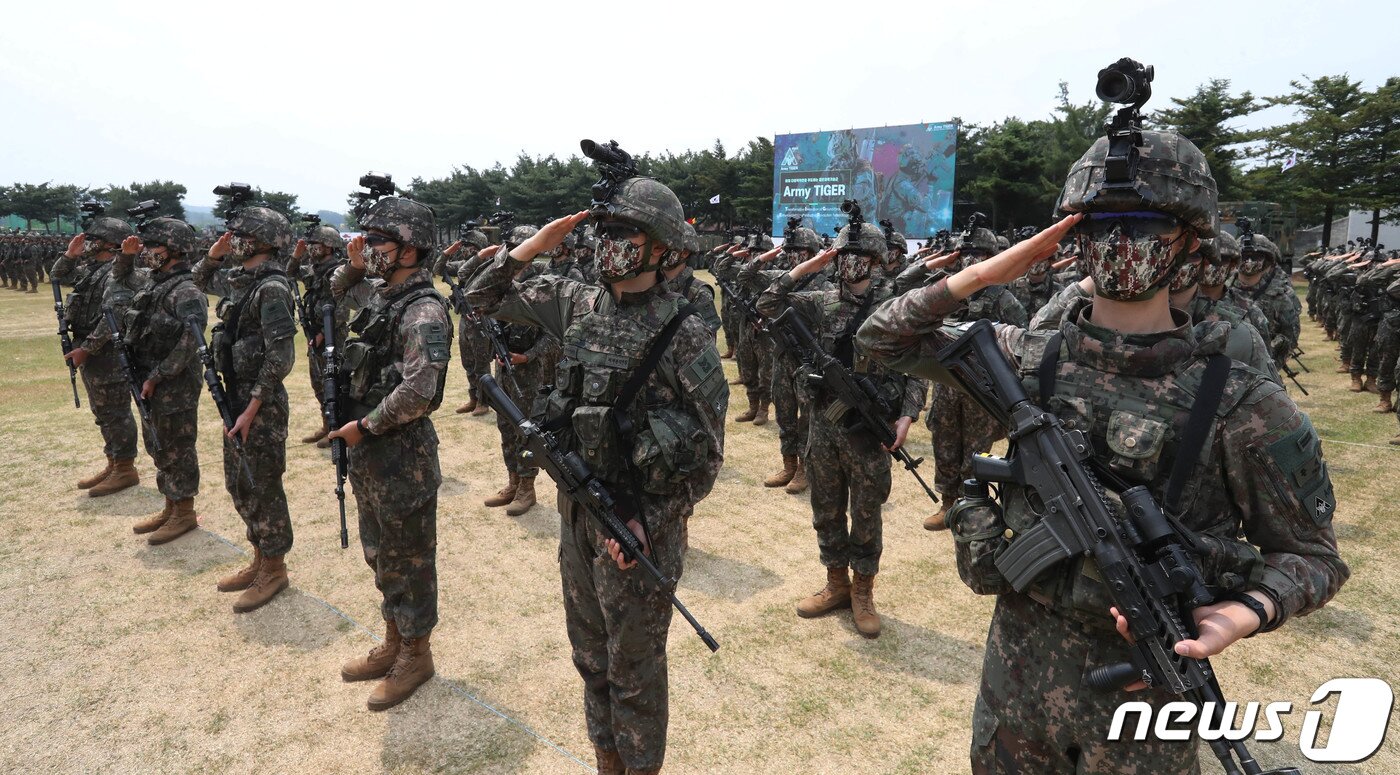 본문 이미지 - 10일 오전 경기도 양주 소재 제25보병사단에서 열린 '아미타이거'(Army TIGER) 시범여단 전투단 선포식에서 장병들이 경례하고 있다.  2022.6.10/뉴스1 ⓒ News1 사진공동취재단