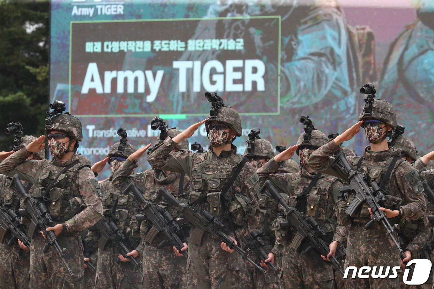 본문 이미지 - 10일 오전 경기도 양주 소재 제25보병사단에서 열린 '아미타이거'(Army TIGER) 시범여단 전투단 선포식에서 장병들이 경례하고 있다. 2022.6.10/뉴스1 ⓒ News1 사진공동취재단