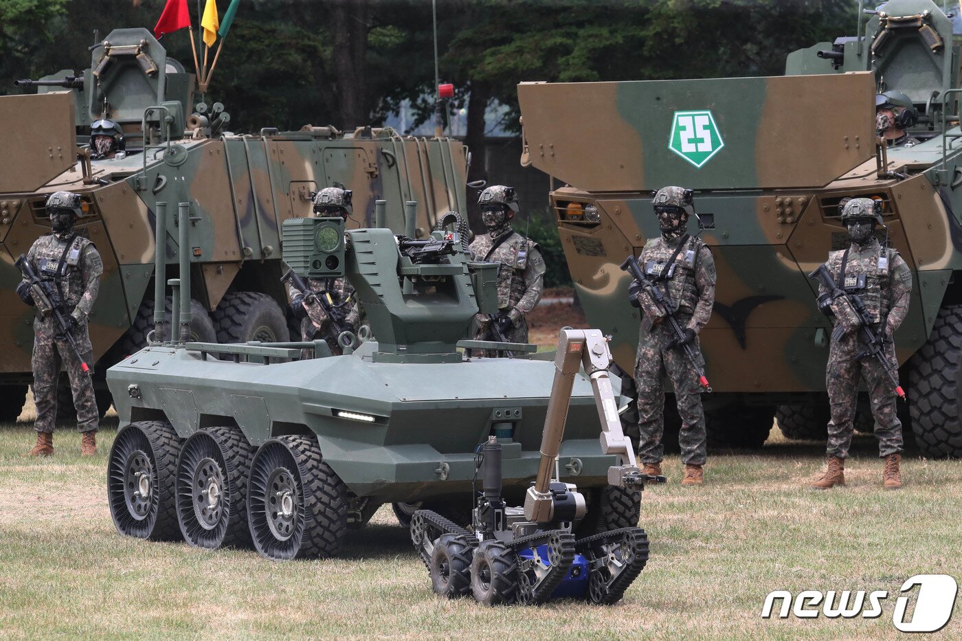 본문 이미지 - 10일 오전 경기도 양주 소재 제25보병사단에서 열린 '아미타이거'(Army TIGER) 시범여단 전투단 선포식에서 장병들이 유·무인 전투체계 중 무인 수색 차량을 선보이고 있다. '2022.6.10/뉴스1 ⓒ News1 사진공동취재단