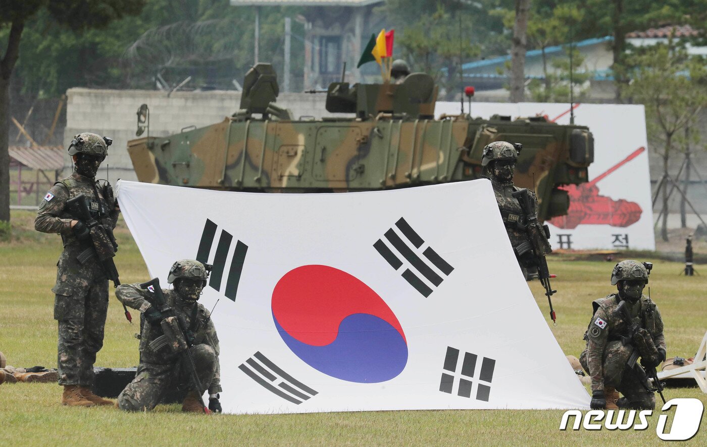 본문 이미지 - 10일 오전 경기도 양주 소재 제25보병사단에서 열린 '아미타이거'(Army TIGER) 시범여단 전투단 선포식에서 장병들이 유·무인 전투체계 전투수행 시연을 하고 있다. '2022.6.10/뉴스1 ⓒ News1 사진공동취재단