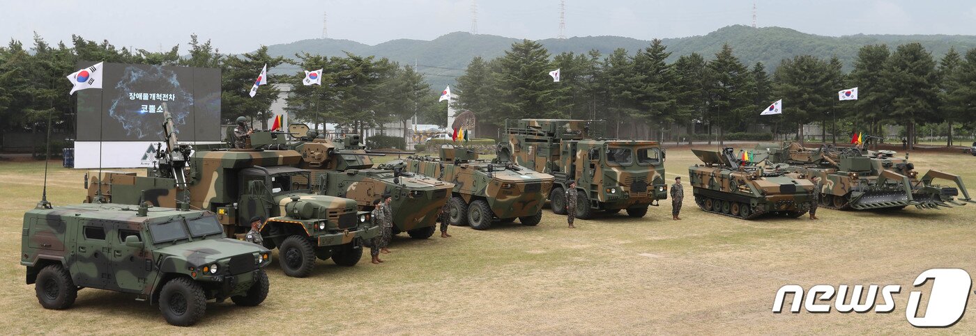 본문 이미지 - 10일 오전 경기도 양주 소재 제25보병사단에서 열린 '아미타이거'(Army TIGER) 시범여단 전투단 선포식에서 장병들이 소형전술차량을 비롯한 신규 무기체계 7종의 명명하고 있다. 2022.6.10/뉴스1 ⓒ News1 사진공동취재단