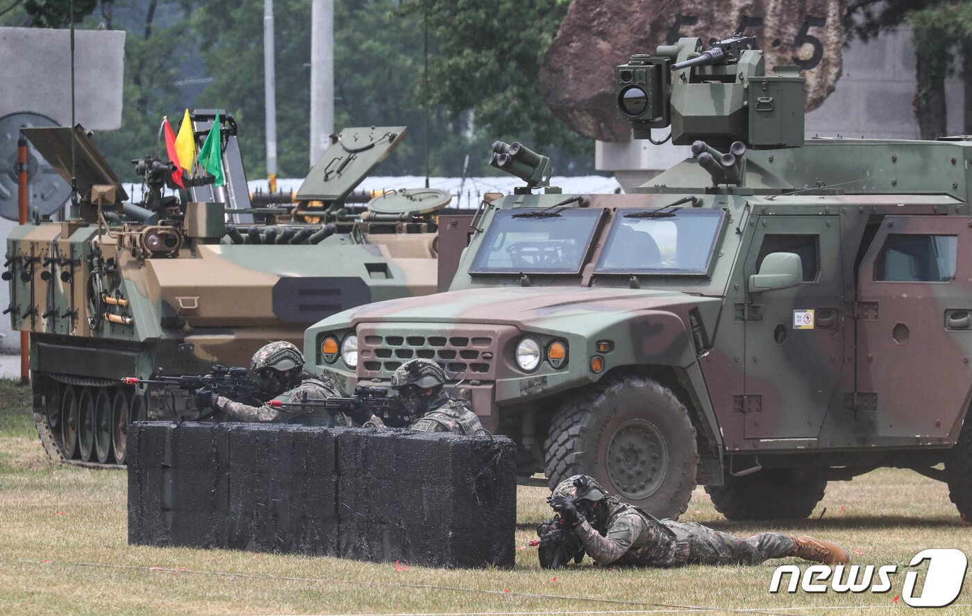 본문 이미지 - 10일 오전 경기도 양주 소재 제25보병사단에서 열린 '아미타이거'(Army TIGER) 시범여단 전투단 선포식에서 장병들이 유·무인 전투체계 전투수행 시연을 하고 있다.. 2022.6.10/뉴스1 ⓒ News1 사진공동취재단