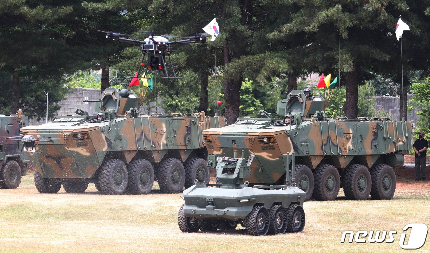 본문 이미지 - 10일 오전 경기도 양주 소재 제25보병사단에서 열린 '아미타이거'(Army TIGER) 시범여단 전투단 선포식에서 장병들이 유·무인 전투체계 중 무인 수색 차량과 공격용 드론을 선보이고 있다. '아미타이거'는 차륜형 장갑차·소형전술차량 등 기동플랫폼으로 전 제대가 빠르게 전장을 누비는 '기동화', 전투원과 드론봇 전투체계, 워리어플랫폼 등 모든 전투체계가 초연결되는 '네트워크화', 그리고 인공지능(AI) 기반 초지능 의사결정체계가 상황판단과 결심을 지원하는 '지능화'를 주요 특징으로 한다. 2022.6.10/뉴스1 ⓒ News1 사진공동취재단